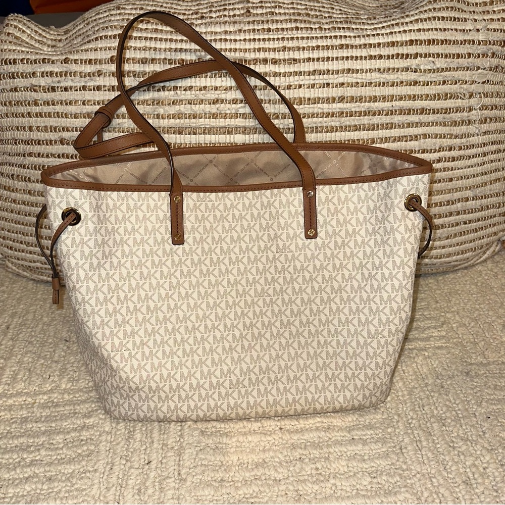 Michael Kors Cream and Tan Signature Tote with matching wallet - Picture 3 of 7